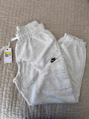 NWT Nike Women’s Small Women's Mid-Rise Oversized Cargo Sweatpants